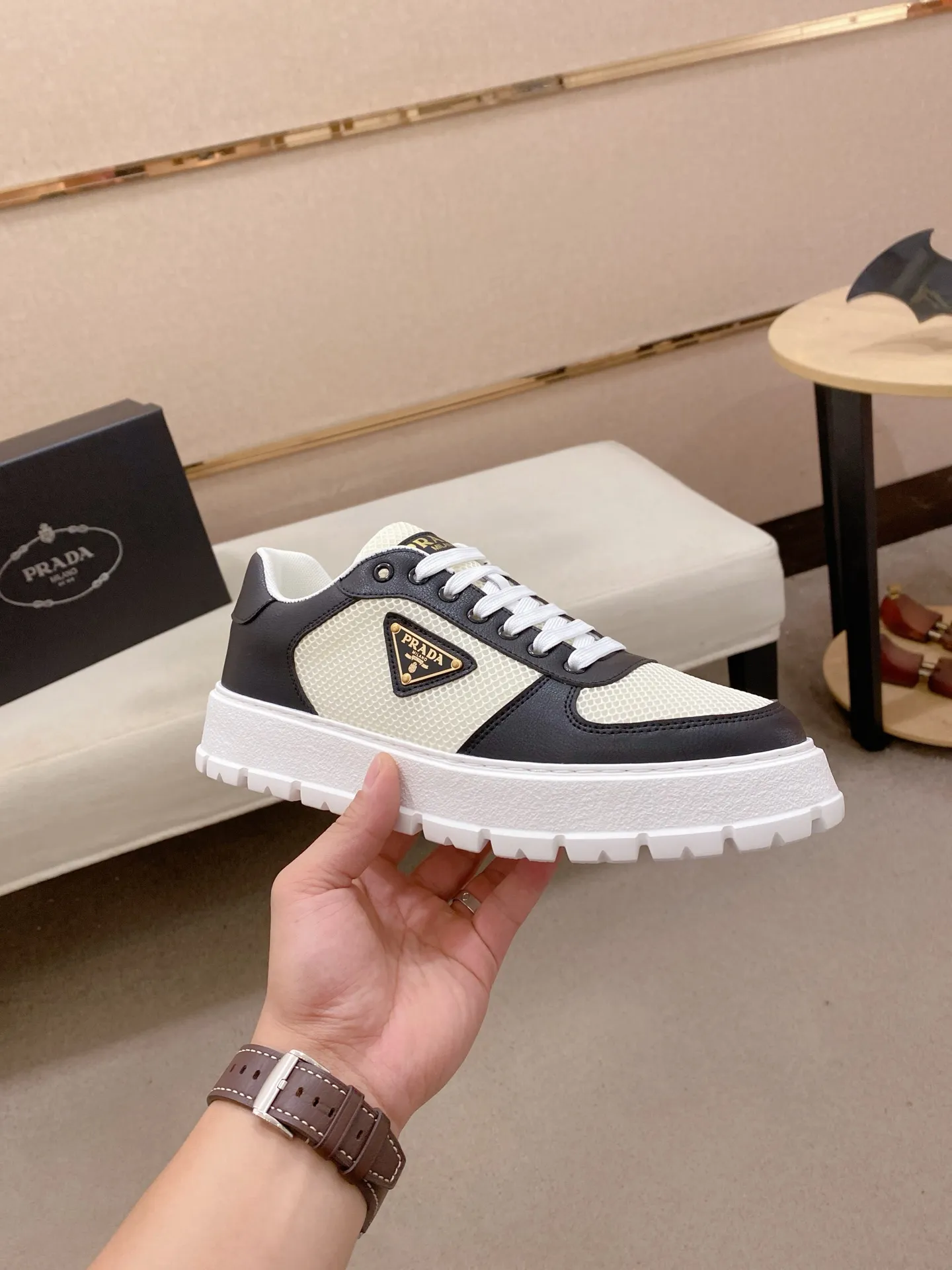 Men's men's shoes💰: 440💰[Prada～Prada] Trendy new styles are on the market. Same style as the official website. Counter quality. Original version. [Strong] [Strong] Imported selected first-layer cowhide. Comfortable and breathable sheepskin lining, fine workmanship, upper layer made of 100% pure cowhide, original last shape, comfortable on the feet, shoe sizes 38 to 44